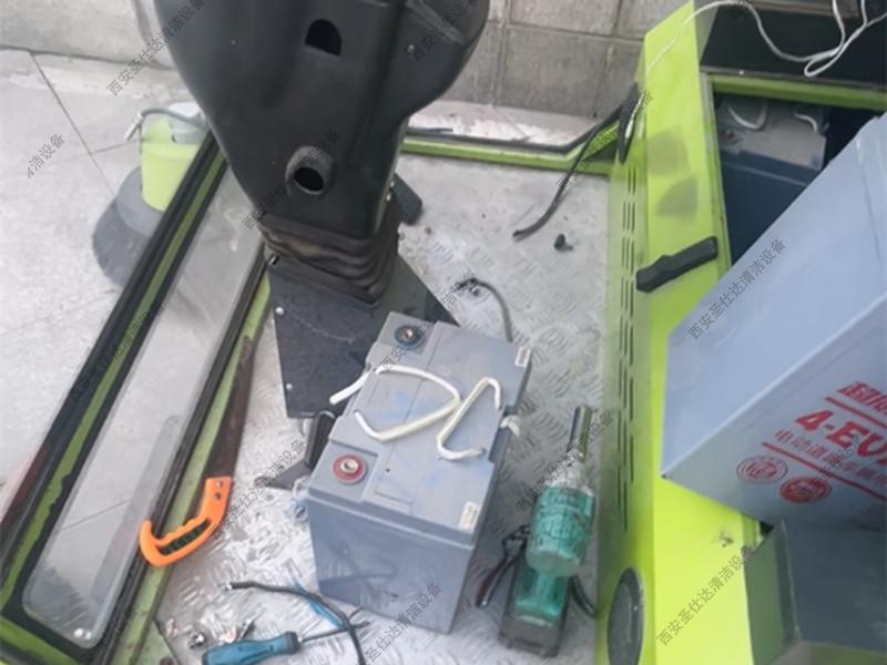 駕駛式掃地車更換電瓶 （6).jpg