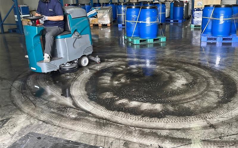 车间地面油污污垢驾驶式洗地机X9 (1).jpg