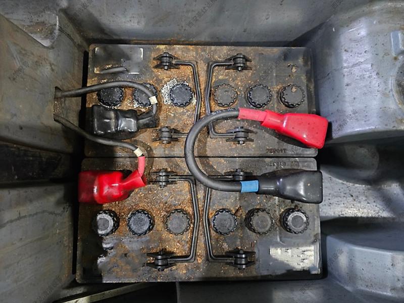 BD5050C卡赫洗地机维修更换电瓶 (5).jpg