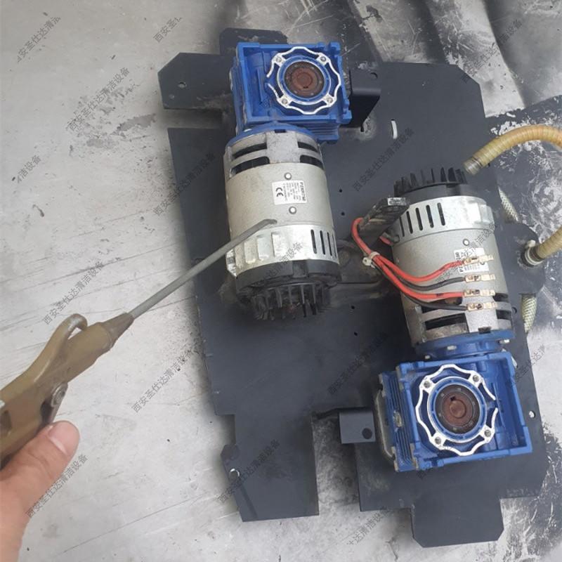 卡赫驾驶式洗地机维修更换刷盘电机和吸水胶条 (5).jpg