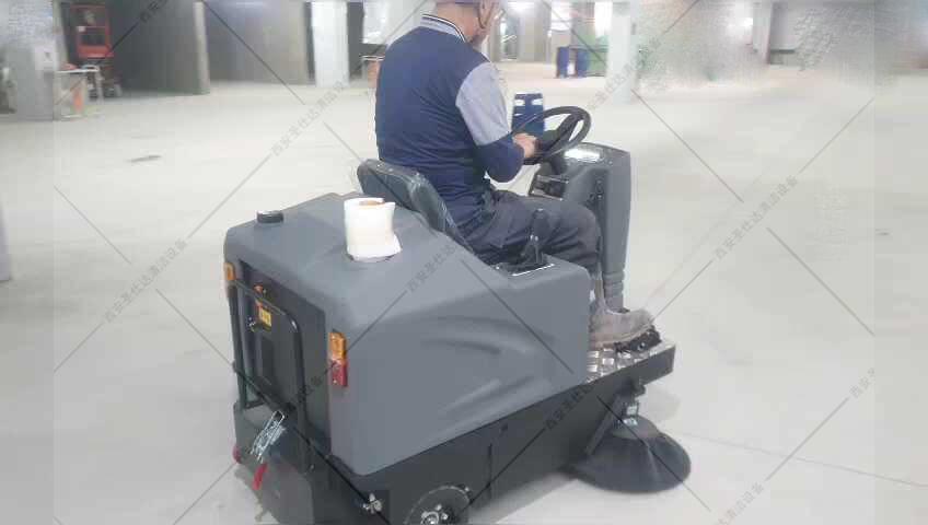 驾驶式扫地车1300 (3).jpg