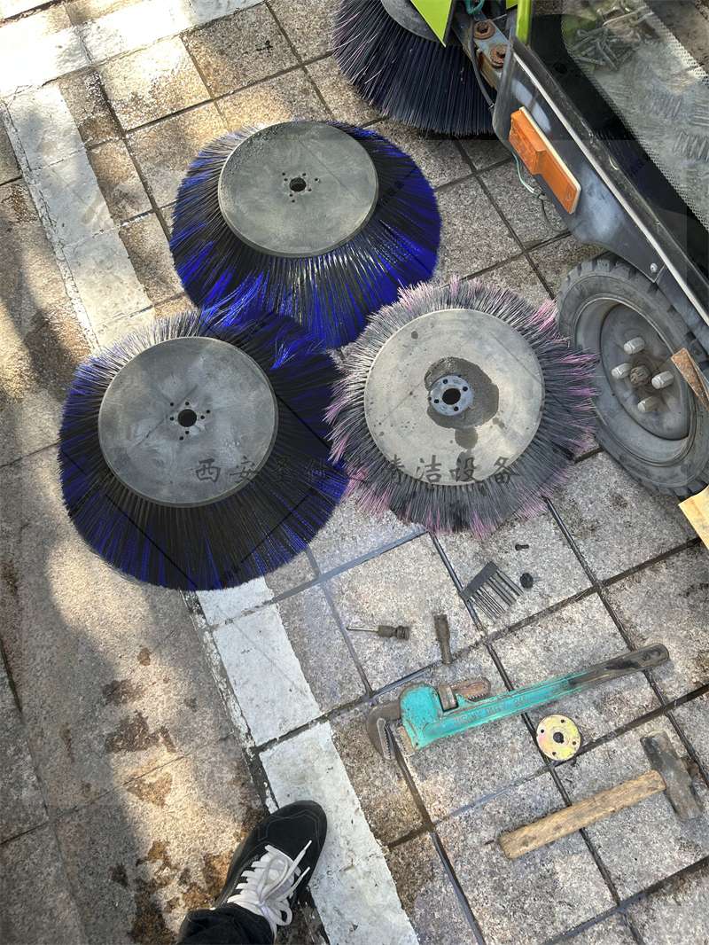驾驶式扫地车维修保养02.jpg