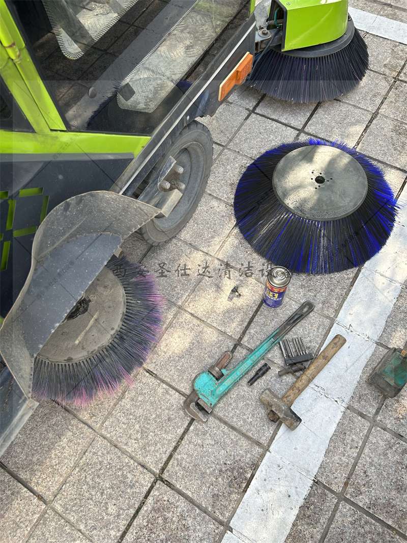 驾驶式扫地车维修保养03.jpg