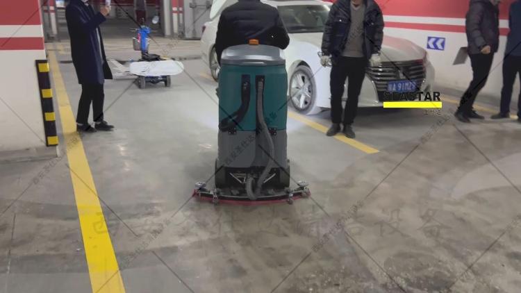 西安A8驾驶式洗地机服务于小区地下停车场，保洁好帮手，高效快捷.jpg