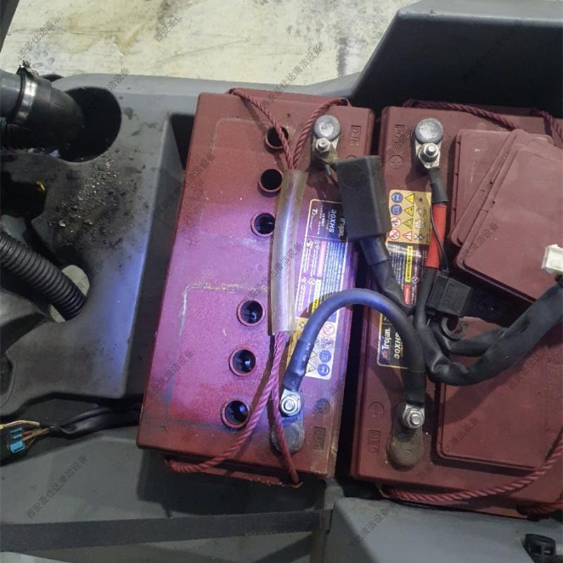BD50-75R驾驶式洗地机维修更换胶条，维护电瓶 (5).jpg