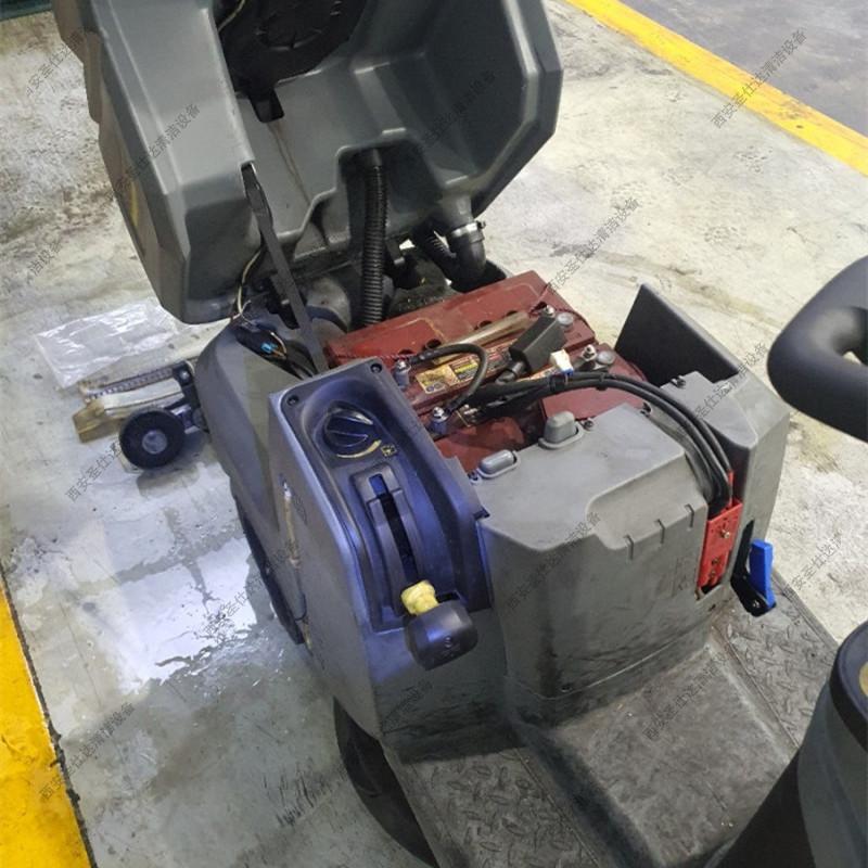 BD50-75R驾驶式洗地机维修更换胶条，维护电瓶 (7).jpg