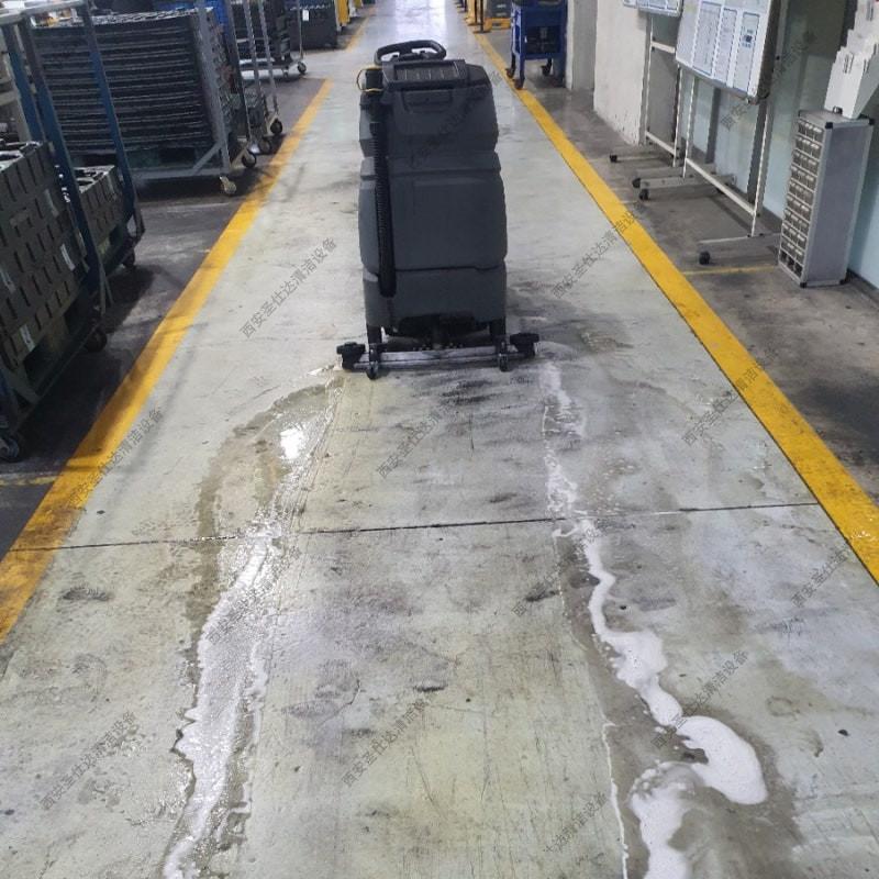 BD50-75R驾驶式洗地机维修更换胶条，维护电瓶 (10).jpg