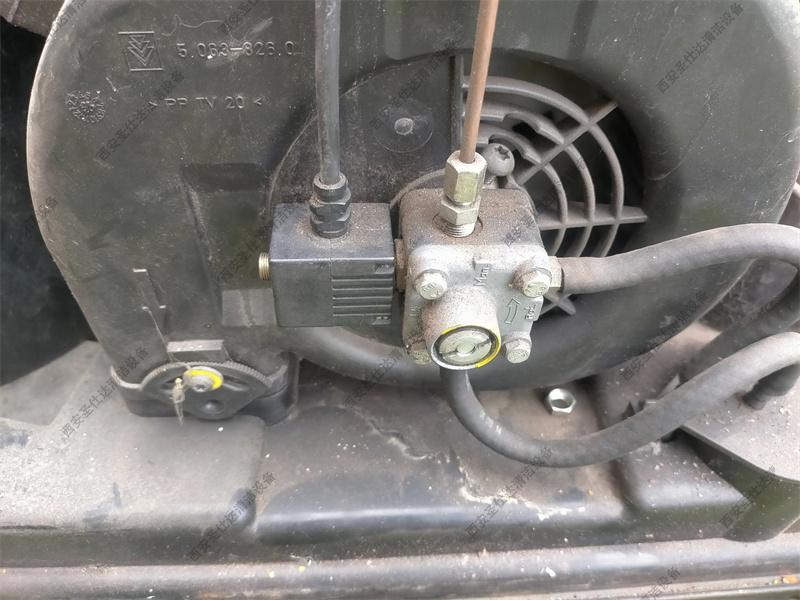 凯驰冷热水高压清洗机HDS558维修更换油泵 (2).jpg