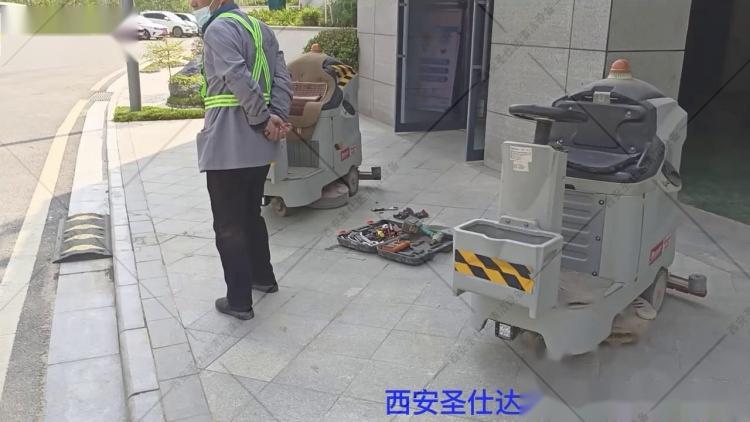 西安百汰洗地车 贝纳特驾驶式洗地机R660维护保养 零配件更换.jpg