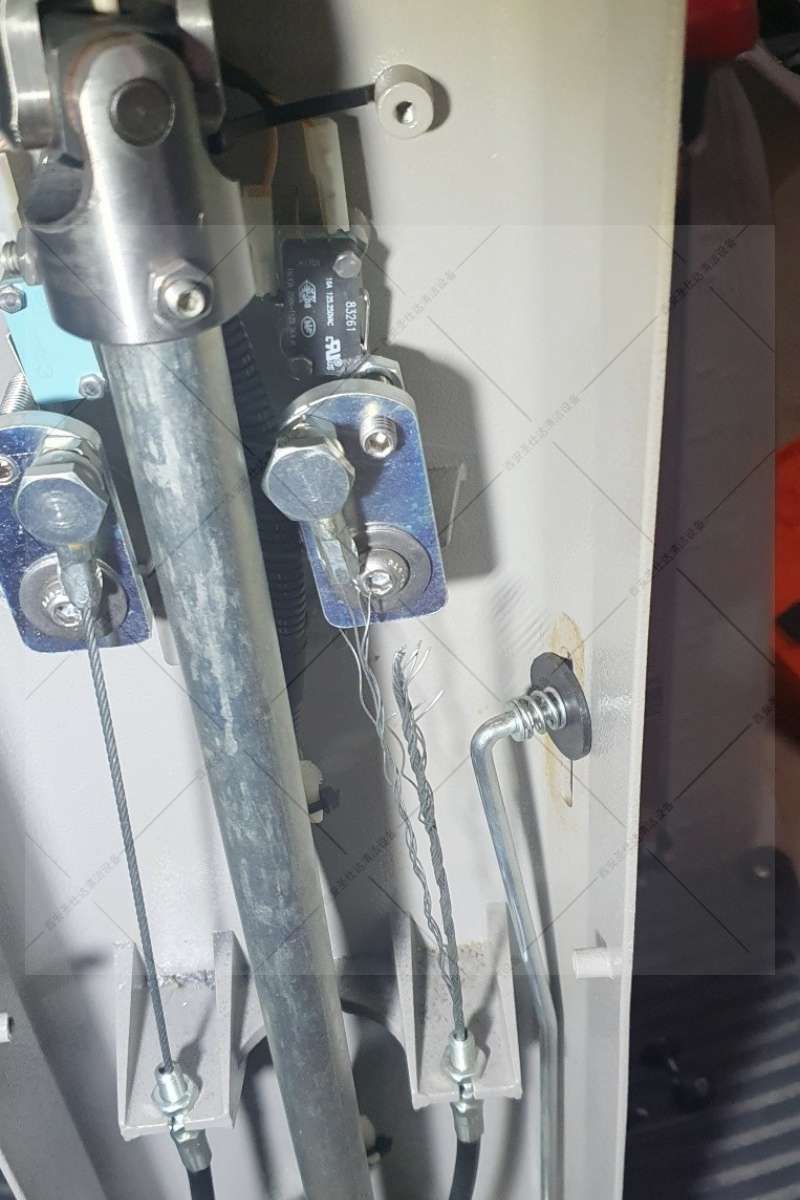 innova55b驾驶式洗地机维修更换吸水电机胶条拉绳 (4).jpg