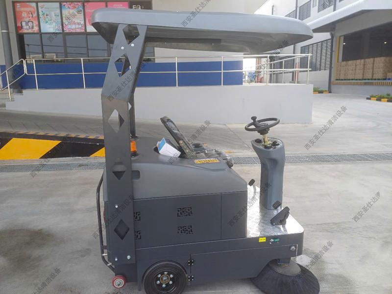 物流駕駛式掃地車 (4).jpg