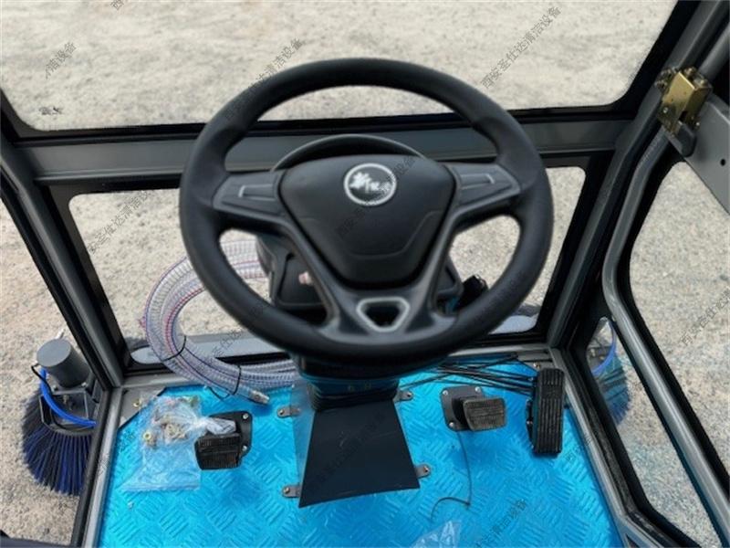 五刷封闭驾驶式扫地车 (9).jpg