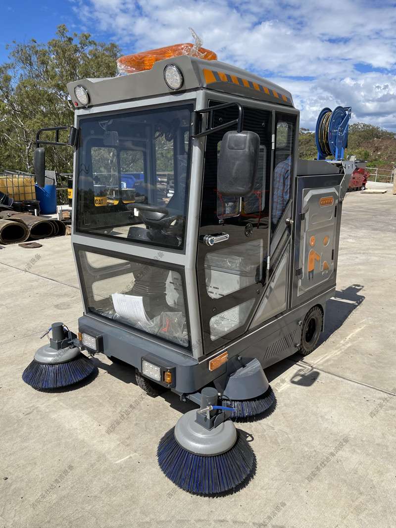 全封闭多功能扫地机 (1).jpg