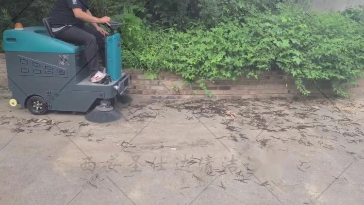 西安驾驶式吸尘扫地车1300，小区道路清洁，对于小区地下车库等场所都能进行快速清扫.jpg