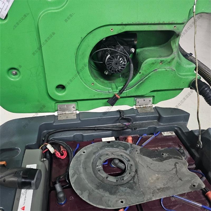 Marcel 玛西尔驾驶式洗地机DQX6维修更换吸水电机 (2)_副本.jpg