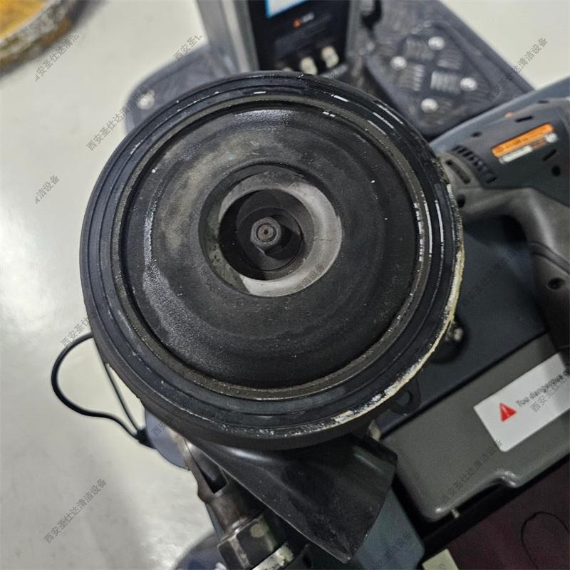 Marcel 玛西尔驾驶式洗地机DQX6维修更换吸水电机 (5)_副本.jpg