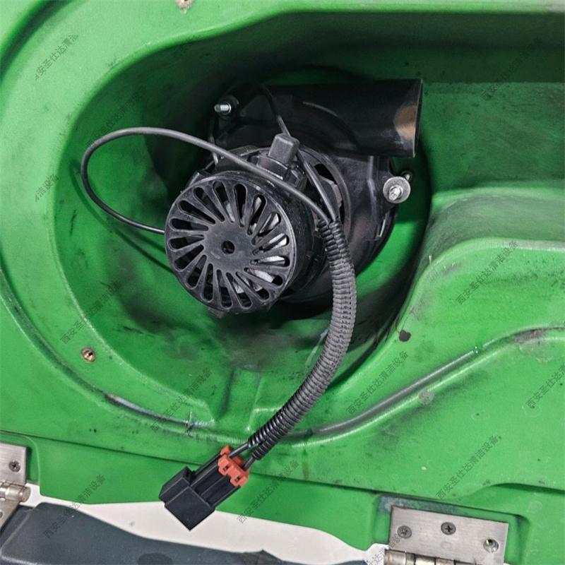 Marcel 玛西尔驾驶式洗地机DQX6维修更换吸水电机 (3)_副本.jpg