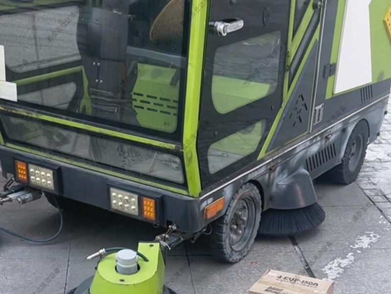 駕駛式掃地車更換電瓶 (5).jpg