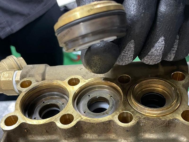 350公斤高压清洗机维修更换水封单向阀调压阀 (8).jpg