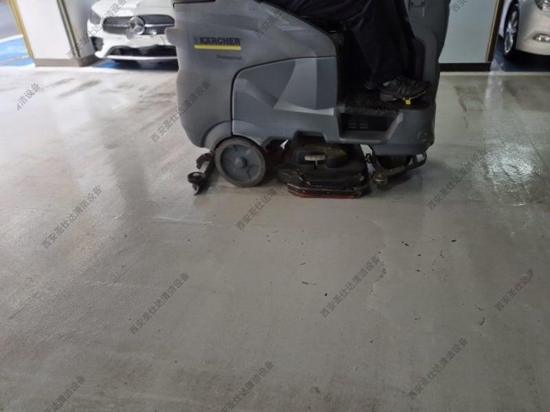 卡赫驾驶式洗地机B150R维修更换电瓶组 (9)_副本.jpg