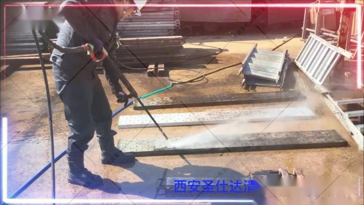 高压清洗机在工地运用 建筑脚手架钢跳板清洗 铝模板冲洗.jpg