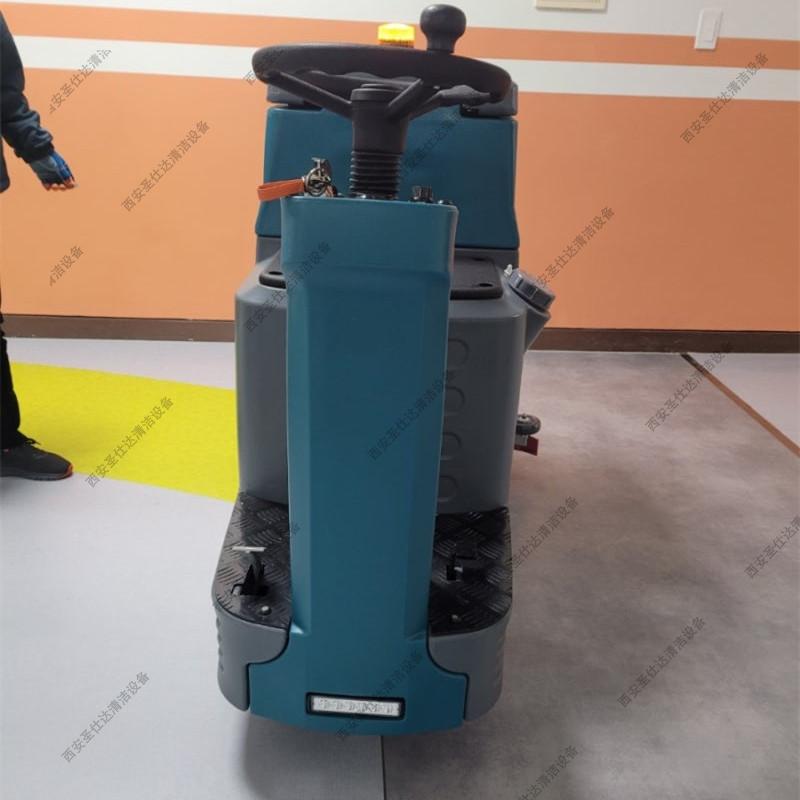 小学驾驶式洗地机 (3).jpg