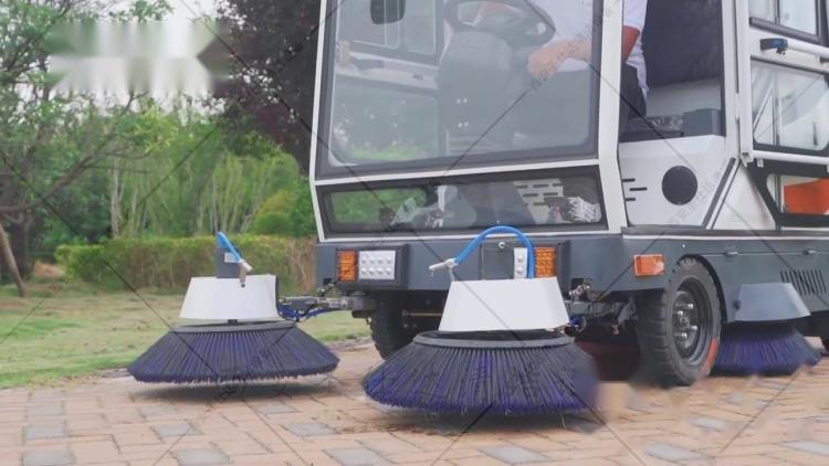 西安多功能扫地车，地面吸尘清扫，高压冲洗，喷雾降尘，一体化垃圾清扫车.jpg