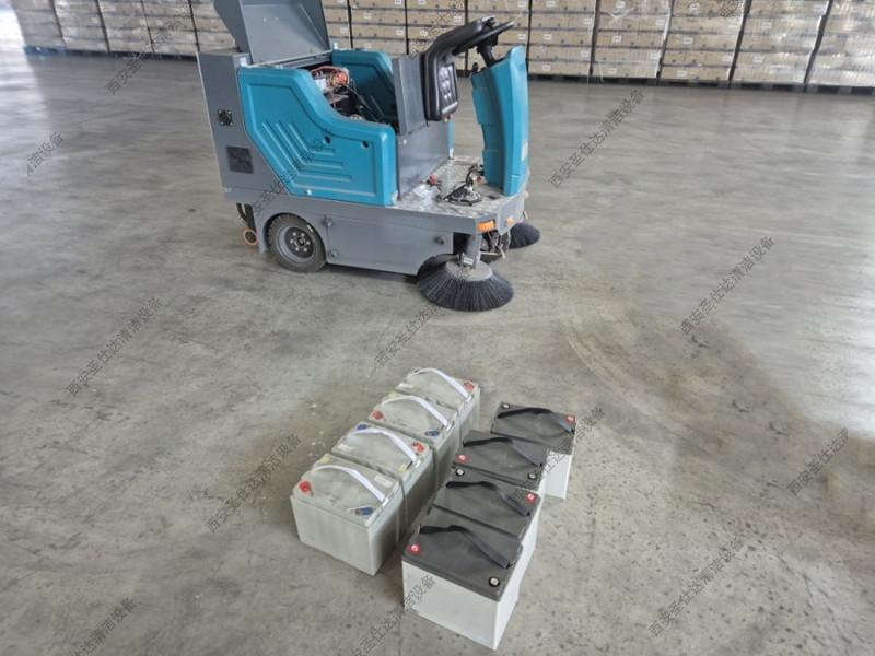 工厂库房地面清扫驾驶式扫地车维修更换电瓶 (7).jpg