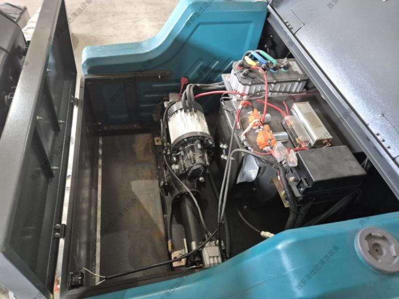 工厂库房地面清扫驾驶式扫地车维修更换电瓶 (9).jpg