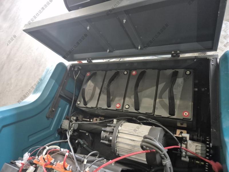 工厂库房地面清扫驾驶式扫地车维修更换电瓶 (10).jpg