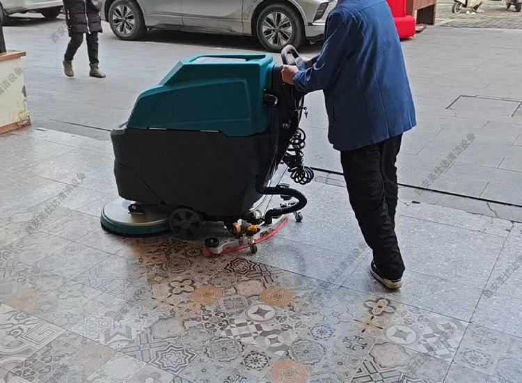 K2手推式洗地机实物图.jpg