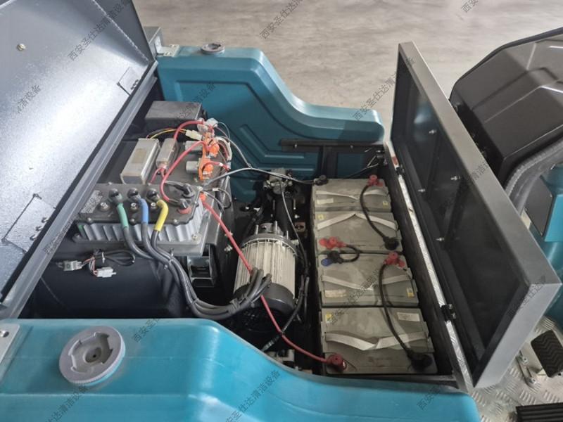 工厂库房地面清扫驾驶式扫地车维修更换电瓶 (3).jpg