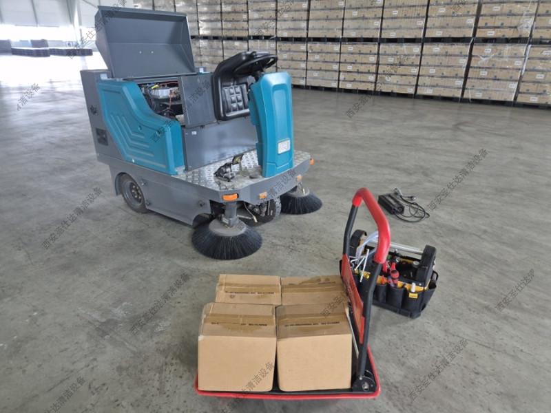 工厂库房地面清扫驾驶式扫地车维修更换电瓶 (2).jpg