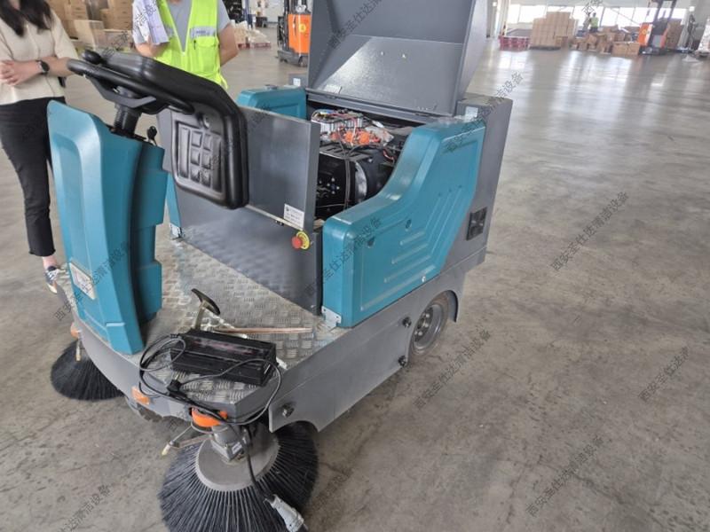 工厂库房地面清扫驾驶式扫地车维修更换电瓶 (1).jpg