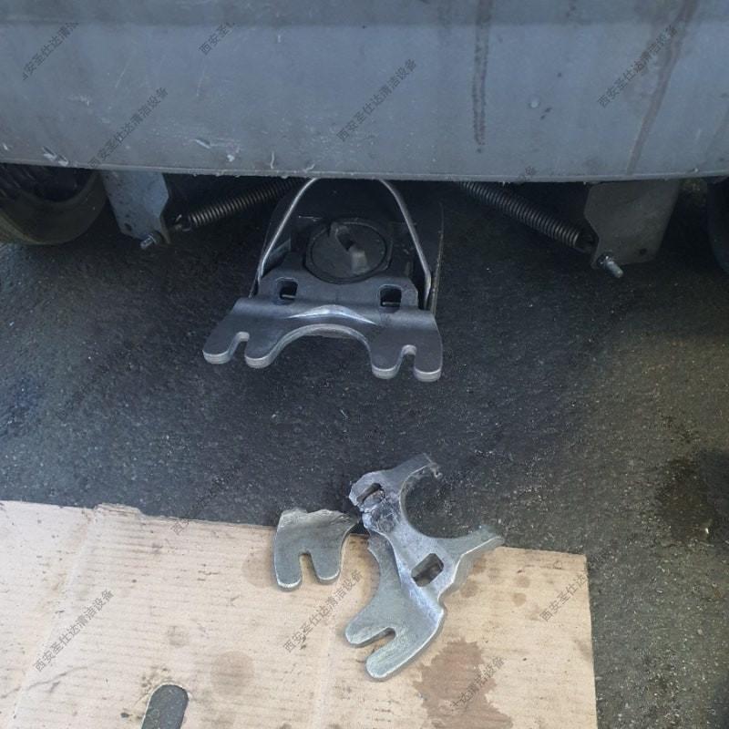 B150R驾驶式洗地机吸扒支架更换 (3).jpg