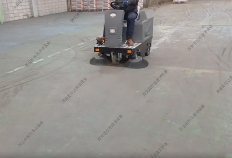 工厂库房驾驶式吸尘扫地车01.jpg