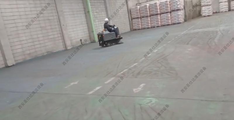 工厂库房驾驶式吸尘扫地车06.jpg