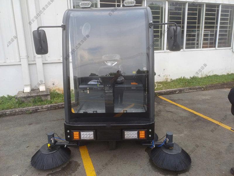 工厂全封闭式清扫车2.jpg