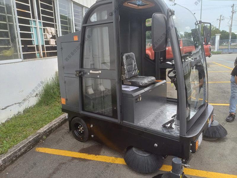 工厂全封闭式清扫车.jpg