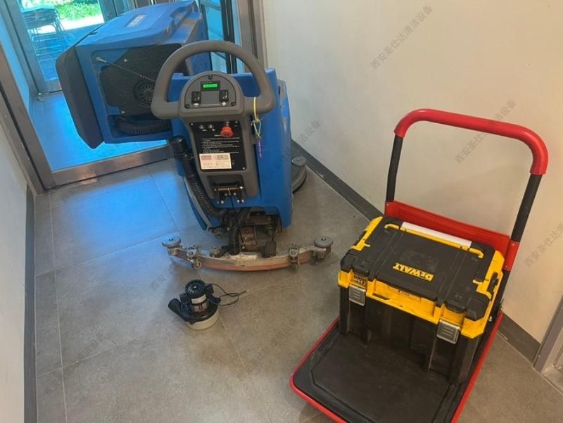 手推式洗地机更换吸水电机 (7).jpg