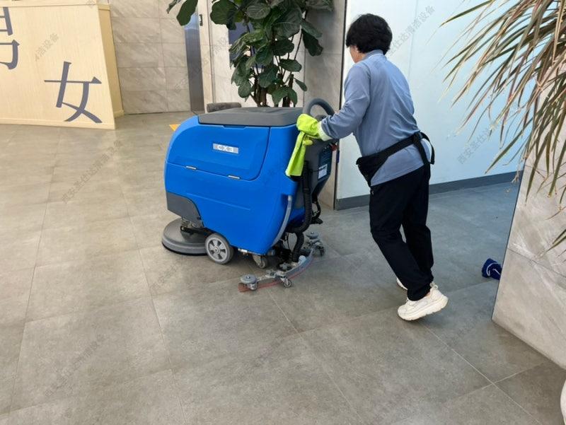 手推式洗地机更换吸水电机 (1).jpg