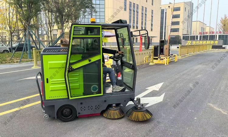 多功能电动扫地车2050使用1.jpg