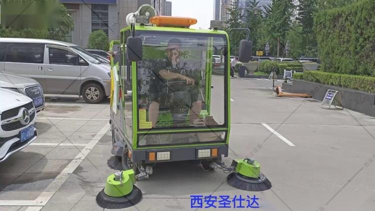 西安四轮封闭式驾驶式扫地车 吸尘清扫喷雾高压冲洗四合一 快速保洁设备.jpg