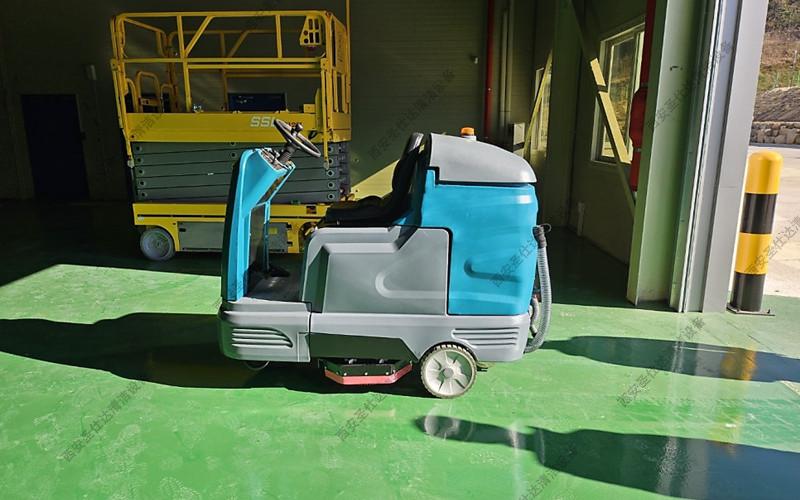 食品厂库房驾驶式洗地机X10 (2)_副本.jpg