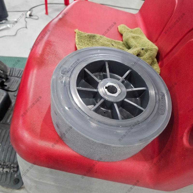 innova85b驾驶式洗地机维修更换前轮 (5).jpg
