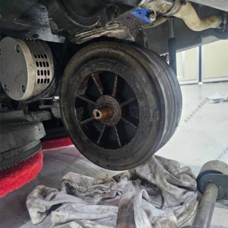 innova85b驾驶式洗地机维修更换前轮 (4).jpg