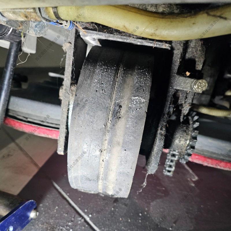 innova85b驾驶式洗地机维修更换前轮 (1).jpg