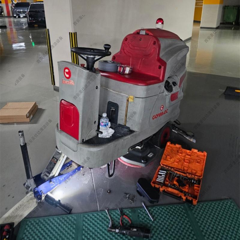 innova85b驾驶式洗地机维修更换前轮 (2).jpg