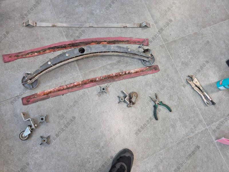 手推式洗地机更换电瓶和胶条 (9).jpg