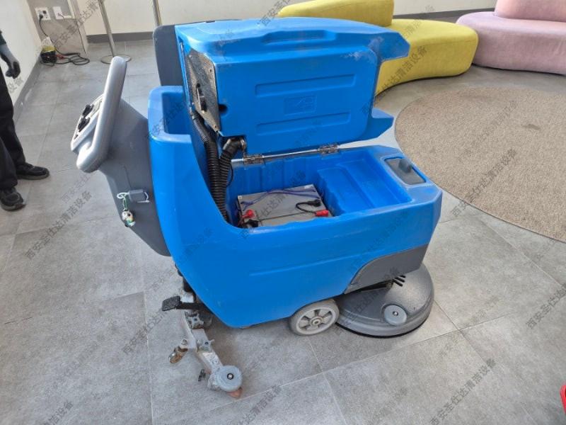 手推式洗地机更换电瓶和胶条 (7).jpg